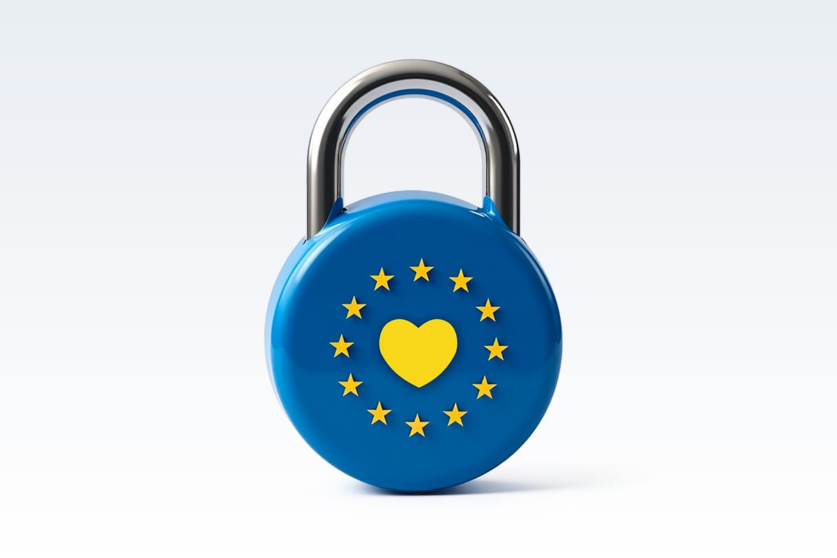 Candado con las estrellas de la bandera de la Unión Europea y un corazón