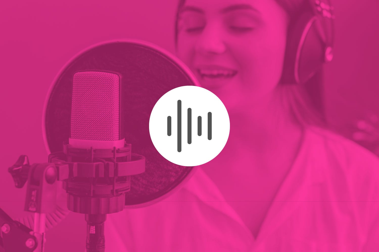 Mujer locutando en un micro